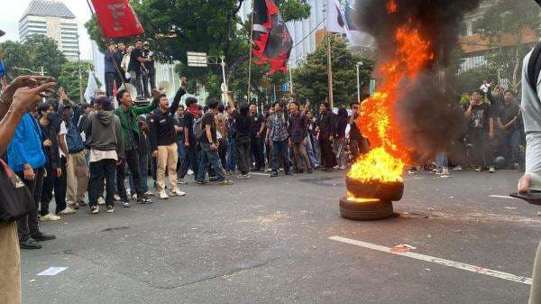 Demo Setahun Prabowo-Gibran, Massa Bakar Ban hingga Berusaha Jebol Barikade Polisi