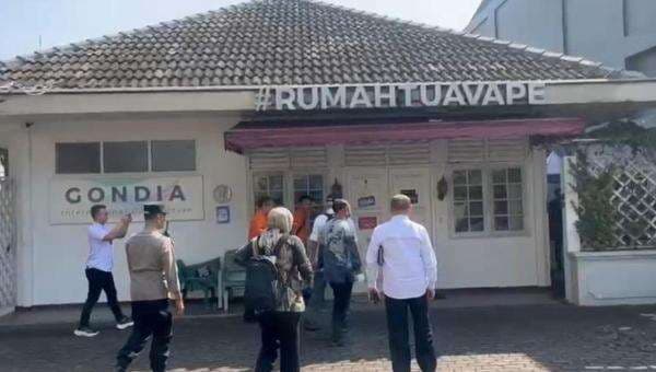 Keluarga Arya Daru Batal Datangi Kos di Menteng karena Belum Dapat Izin dari Polisi Keluarga Arya Daru Batal Datangi Kos di Menteng karena Belum Dapat Izin dari Polisi