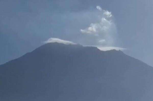 Viral Asap Putih Keluar dari Kawah Gunung Agung di Karangasem Bali, Fenomena Apa? Viral Asap Putih Keluar dari Kawah Gunung Agung di Karangasem Bali, Fenomena Apa?