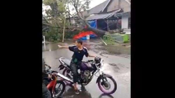 Cuaca Ekstrem Landa 4 Kecamatan di Nganjuk, Pohon Tumbang hingga Belasan Rumah Rusak Cuaca Ekstrem Landa 4 Kecamatan di Nganjuk, Pohon Tumbang hingga Belasan Rumah Rusak