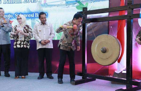 Pukul Gong, Wamendagri Resmi Buka Rakornas Kesbangpol di Mamuju Pukul Gong, Wamendagri Resmi Buka Rakornas Kesbangpol di Mamuju