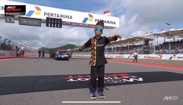 Viral Bocah Pacu Jalur Beraksi di MotoGP Mandalika 2025, Aura Farming Menyala di Sirkuit! Viral Bocah Pacu Jalur Beraksi di MotoGP Mandalika 2025, Aura Farming Menyala di Sirkuit!