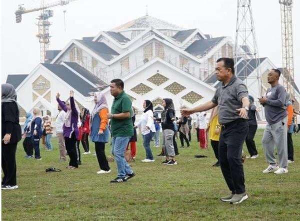 Gubernur Jambi Al Haris Senam dan Gotong Royong Bersama di Ex Arena MTQ Gubernur Jambi Al Haris Senam dan Gotong Royong Bersama di Ex Arena MTQ