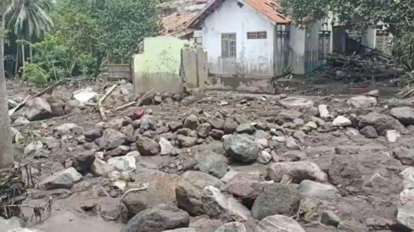 Lumpur Bercampur Batu Meluncur Deras, Rumah Warga di Flores Timur Rusak Lumpur Bercampur Batu Meluncur Deras, Rumah Warga di Flores Timur Rusak