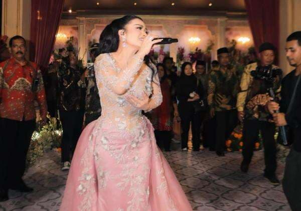 Aura Diva Krisdayanti Tuai Sorotan, Profesional di Segala Situasi Aura Diva Krisdayanti Tuai Sorotan, Profesional di Segala Situasi