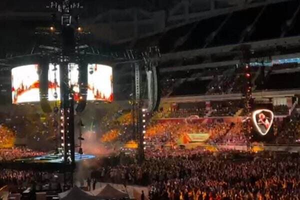 Ed Sheeran Ajak Penonton Sing a Long Sambil Berdiri saat Bawakan Lagu The A Team