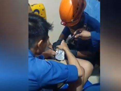Viral Alat Vital Pria di Cileungsi Terjepit Resleting Celana, Damkar Turun Tangan Viral Alat Vital Pria di Cileungsi Terjepit Resleting Celana, Damkar Turun Tangan