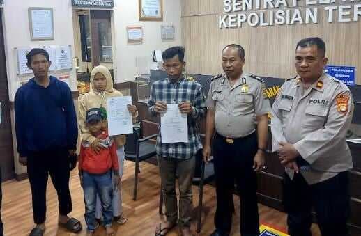 Miris! Satu Keluarga Nekat Jalan Kaki Tanjung Priok-Bandung gegara Kehabisan Uang Miris! Satu Keluarga Nekat Jalan Kaki Tanjung Priok-Bandung gegara Kehabisan Uang