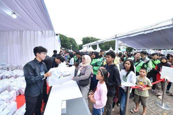 Pertamina Bagikan Seribu Seragam, Hadirkan Seribu Senyum untuk Anak Indonesia Pertamina Bagikan Seribu Seragam, Hadirkan Seribu Senyum untuk Anak Indonesia