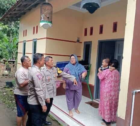 Warga Desa Jatimerta Cirebon Resah Serangan Monyet Liar, Polisi Turun Tangan Warga Desa Jatimerta Cirebon Resah Serangan Monyet Liar, Polisi Turun Tangan