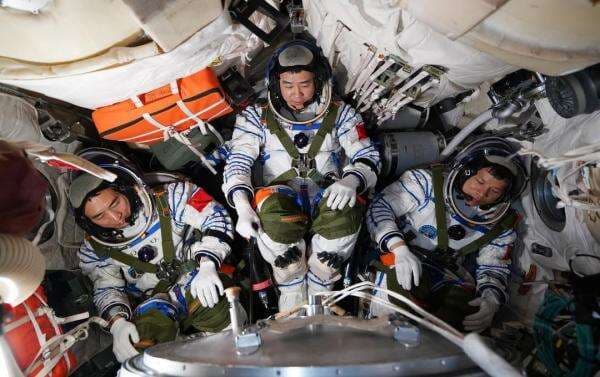 Tragis! 3 Astronaut China Terlantar di Luar Angkasa gegara Tabrak Puing Antariksa Tragis! 3 Astronaut China Terlantar di Luar Angkasa gegara Tabrak Puing Antariksa