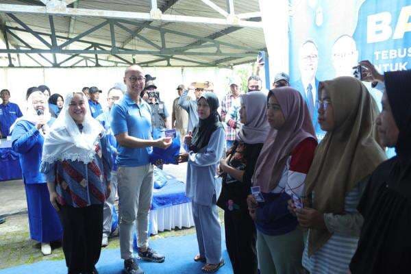 Eddy Soeparno Bersama Anggota DPR PAN Gelar Bazar Murah di Subang Eddy Soeparno Bersama Anggota DPR PAN Gelar Bazar Murah di Subang