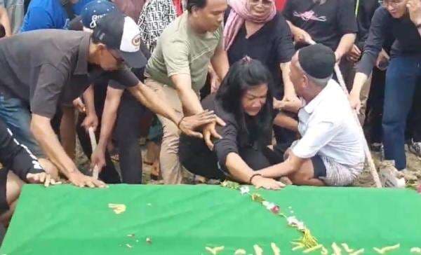 Tangis Haru Iringi Pemakaman Jenazah Reno Korban Demo Rusuh Jakarta Tangis Haru Iringi Pemakaman Jenazah Reno Korban Demo Rusuh Jakarta