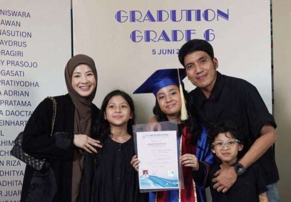 Kompak Demi Anak, Desta dan Natasha Rizky Hadiri Wisuda Anak Lulus SD Kompak Demi Anak, Desta dan Natasha Rizky Hadiri Wisuda Anak Lulus SD