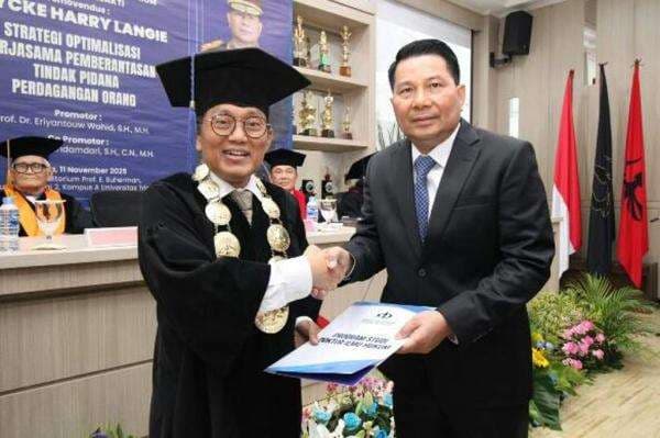 Kapolda Sulut Irjen Roycke Langie Raih Gelar Doktor Cumlaude, Disertasi Bahas Berantas TPPO Kapolda Sulut Irjen Roycke Langie Raih Gelar Doktor Cumlaude, Disertasi Bahas Berantas TPPO