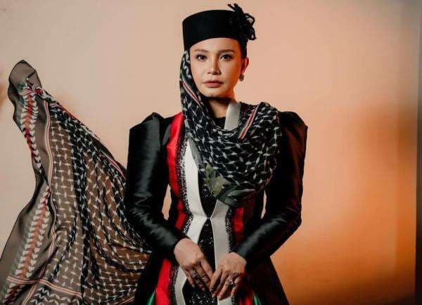 Menyala! Potret Rossa Pakai Baju Palestina Karya Ivan Gunawan saat Manggung Menyala! Potret Rossa Pakai Baju Palestina Karya Ivan Gunawan saat Manggung