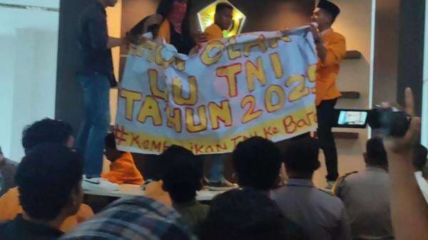 Aliansi BEM se-Kota Kendari Tolak Pengesahan Revisi UU TNI, Gedung DPRD Sultra Disegel Aliansi BEM se-Kota Kendari Tolak Pengesahan Revisi UU TNI, Gedung DPRD Sultra Disegel