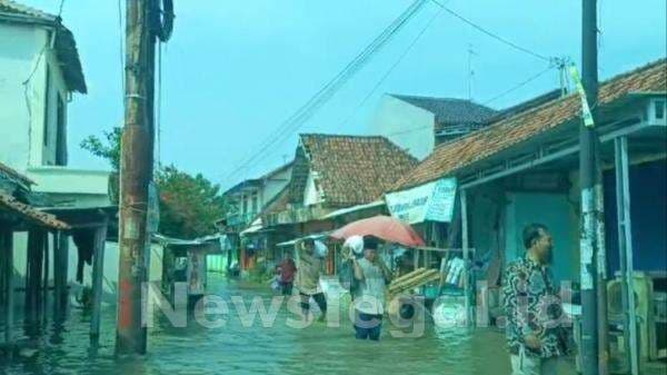Dua Kelurahan di Kecamatan Margadana Kota Tegal Masih Tergenang Dua Kelurahan di Kecamatan Margadana Kota Tegal Masih Tergenang