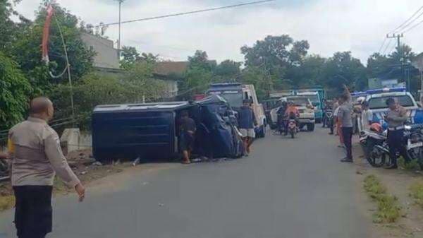 Mobil Pengantar Pengantin Tabrak Tiang di Jombang, 1 Penumpang Terlempar Mobil Pengantar Pengantin Tabrak Tiang di Jombang, 1 Penumpang Terlempar