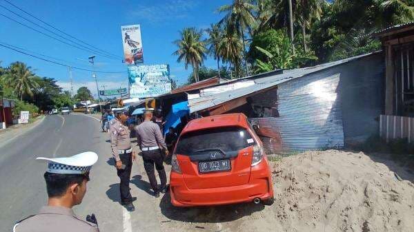 Diduga Menyalip di Tikungan Honda Jazz Seruduk 3 Motor dan Kios Buah, Dua Luka Serius Diduga Menyalip di Tikungan Honda Jazz Seruduk 3 Motor dan Kios Buah, Dua Luka Serius