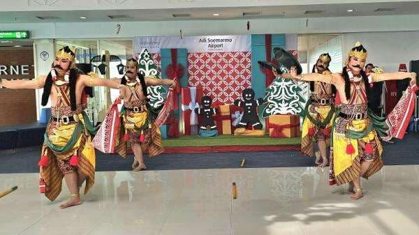 Tari Tradisional dan Modern Semarakkan Momen Natal di Bandara Adi Soemarmo Tari Tradisional dan Modern Semarakkan Momen Natal di Bandara Adi Soemarmo