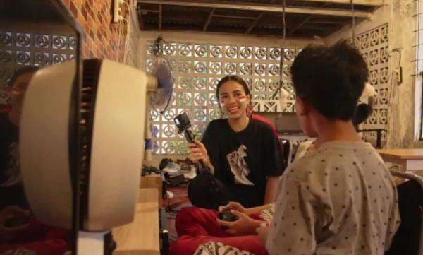 Main PS Sambil Makan Kerupuk? Azia Bikin 17-an Paling Ngakak! Main PS Sambil Makan Kerupuk? Azia Bikin 17-an Paling Ngakak!