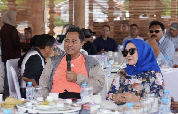 Bahas Masa Depan Sulbar, Forkopimda Ngopi Bareng di Dermaga Sandeq Nusantara Mamuju Bahas Masa Depan Sulbar, Forkopimda Ngopi Bareng di Dermaga Sandeq Nusantara Mamuju