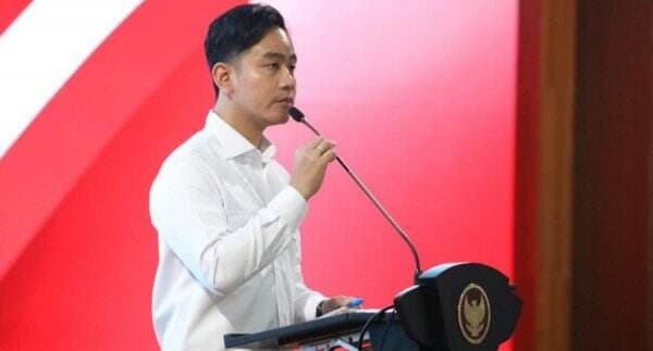 Respon Wapres Gibran Usai Roy Suryo dan Dr Tifa Ziarah ke Makam Kakek Neneknya Respon Wapres Gibran Usai Roy Suryo dan Dr Tifa Ziarah ke Makam Kakek Neneknya