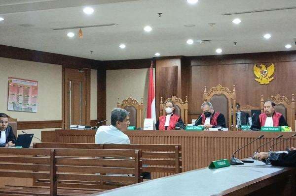 Hakim Vonis Eks Direktur Operasional PT Timah Alwin Albar 10 Tahun Penjara Hakim Vonis Eks Direktur Operasional PT Timah Alwin Albar 10 Tahun Penjara