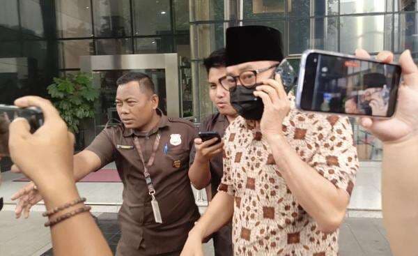 Bungkam Usai Diperiksa KPK, Eks Kakanwil DJP Jakarta Menelepon hingga Terobos Hujan Bungkam Usai Diperiksa KPK, Eks Kakanwil DJP Jakarta Menelepon hingga Terobos Hujan