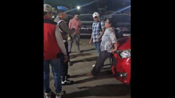 Polisi dan Pegawai Finance di Makassar Bersitegang saat Akan Eksekusi Mobil Polisi dan Pegawai Finance di Makassar Bersitegang saat Akan Eksekusi Mobil