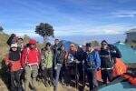 Ekspedisi HUT Emas SIER, Karyawan Bentangkan Spanduk di Puncak Lawu Ekspedisi HUT Emas SIER, Karyawan Bentangkan Spanduk di Puncak Lawu