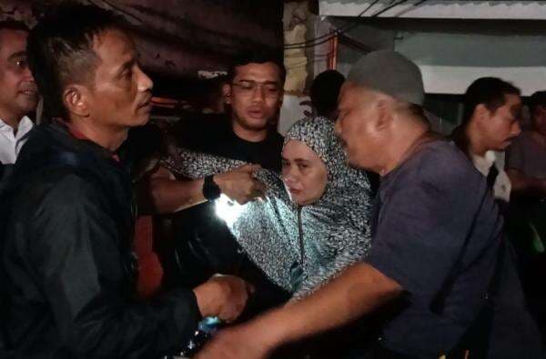 Emak-Emak Histeris Terobos Barikade Damkar di Taman Puring: Anak Saya di Dalam! Emak-Emak Histeris Terobos Barikade Damkar di Taman Puring: Anak Saya di Dalam!