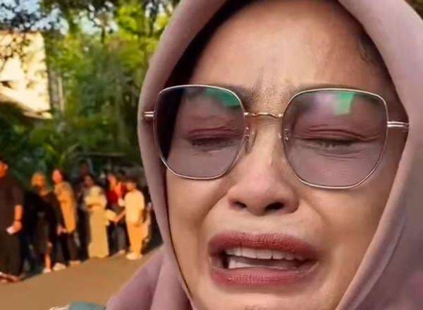 Viral Emak-Emak Nangis usai Sowan ke Solo, Tak Rela Jokowi Dituduh Berijazah Palsu Viral Emak-Emak Nangis usai Sowan ke Solo, Tak Rela Jokowi Dituduh Berijazah Palsu
