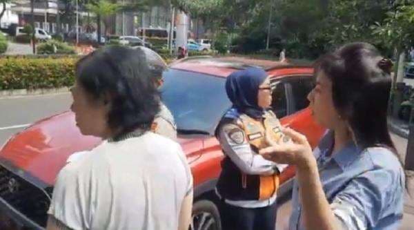 Emak-Emak di Menteng Protes saat Mobilnya Terjaring Razia dan Diderek Dishub Emak-Emak di Menteng Protes saat Mobilnya Terjaring Razia dan Diderek Dishub
