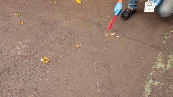 Komplotan Perampok Toko Perhiasan di Lumajang Berhasil Kabur, Emas Berserakan di Jalan Komplotan Perampok Toko Perhiasan di Lumajang Berhasil Kabur, Emas Berserakan di Jalan