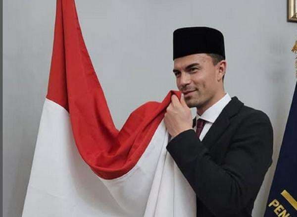 Media Malaysia Sindir Proses Naturalisasi Emil Audero: Paspor Malaysia Itu Mahal, Bukan Cuma Pakai Peci! Media Malaysia Sindir Proses Naturalisasi Emil Audero: Paspor Malaysia Itu Mahal, Bukan Cuma Pakai Peci!