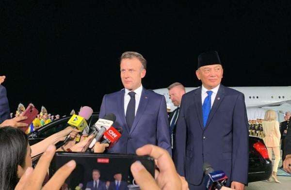 Presiden Prancis Emmanuel Macron saat Tiba di Indonesia: Negara Kalian Indah Presiden Prancis Emmanuel Macron saat Tiba di Indonesia: Negara Kalian Indah