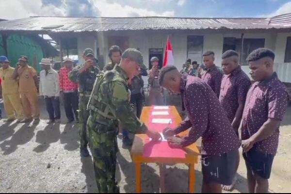 Empat Mantan Anggota OPM Kodap III Sinak Nyatakan Ikrar Setia kepada NKRI Empat Mantan Anggota OPM Kodap III Sinak Nyatakan Ikrar Setia kepada NKRI