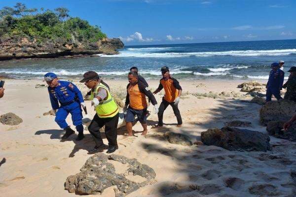 Empat Nelayan Terseret Ombak Laut Selatan, Dua Ditemukan Tewas Empat Nelayan Terseret Ombak Laut Selatan, Dua Ditemukan Tewas