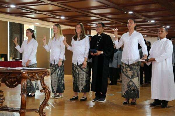 Berkebaya Putih, 4 Pesepakbola Putri Keturunan Resmi Jadi WNI Berkebaya Putih, 4 Pesepakbola Putri Keturunan Resmi Jadi WNI