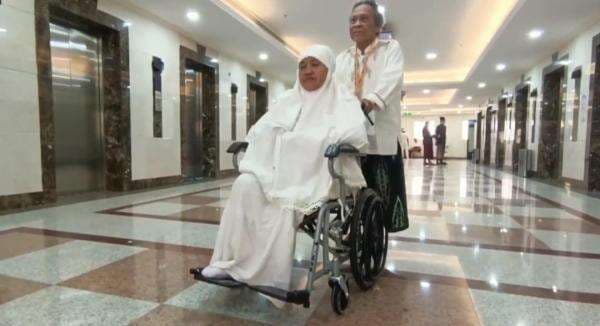 12 Tahun Tanpa Kaki, Endang Menjejak Tanah Suci Bersama Suami 12 Tahun Tanpa Kaki, Endang Menjejak Tanah Suci Bersama Suami