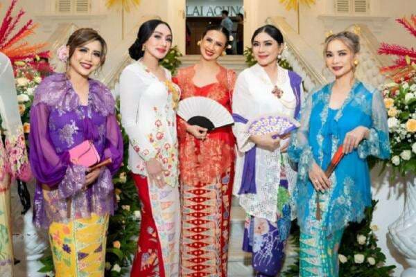 Eni Joe Hadirkan Koleksi Kebaya Batik Betawi Dalam Pergelaran Busana di Balai Kota Jakarta Eni Joe Hadirkan Koleksi Kebaya Batik Betawi Dalam Pergelaran Busana di Balai Kota Jakarta