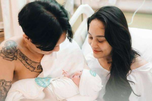 Erika Carlina Alami Mood Swing Usai Melahirkan, Ogah Dijenguk Banyak Orang Erika Carlina Alami Mood Swing Usai Melahirkan, Ogah Dijenguk Banyak Orang