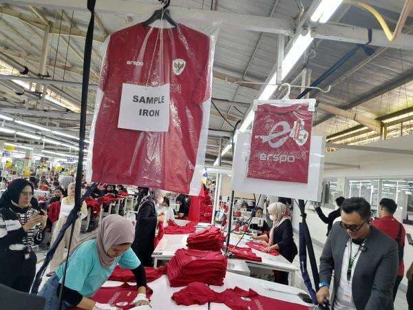 Menengok Pabrik Erspo, Puluhan Ribu Jersey Timnas Indonesia Siap Dijual Menengok Pabrik Erspo, Puluhan Ribu Jersey Timnas Indonesia Siap Dijual