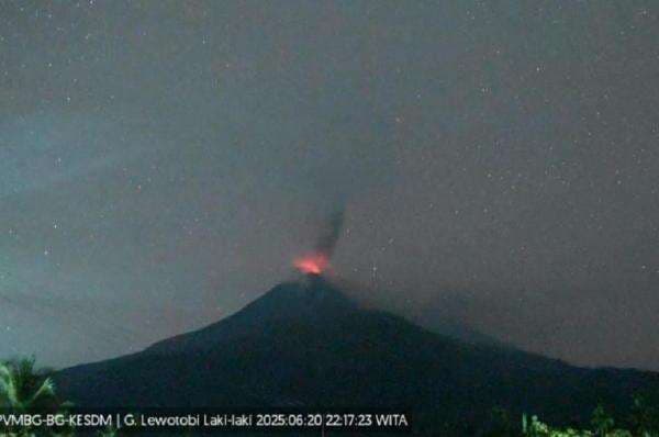 Tengah Malam Gunung Lewotobi Laki-laki Meletus, Muntahkan Kolom Abu 1.000 Meter Tengah Malam Gunung Lewotobi Laki-laki Meletus, Muntahkan Kolom Abu 1.000 Meter