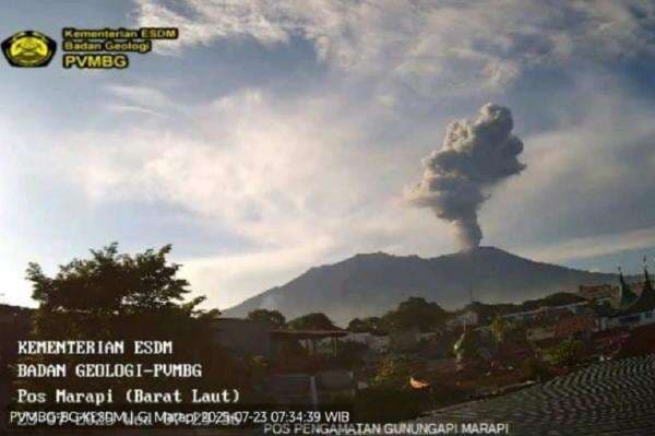 Gunung Marapi Meletus, Muntahkan Abu Vulkanis Setinggi 1,1 Km Gunung Marapi Meletus, Muntahkan Abu Vulkanis Setinggi 1,1 Km