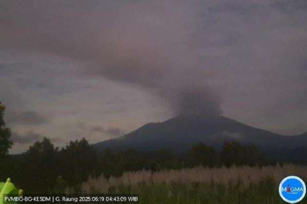 Gunung Raung Kembali Erupsi Luncurkan Kolom Abu Setinggi 2.000 Meter, Status Waspada Gunung Raung Kembali Erupsi Luncurkan Kolom Abu Setinggi 2.000 Meter, Status Waspada
