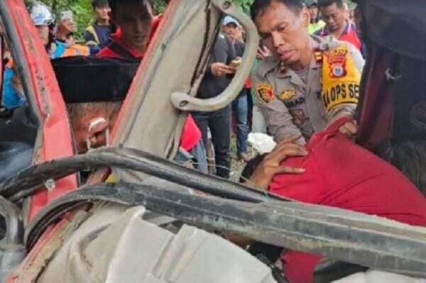 Evakuasi Dramatis! Korban Kecelakaan Beruntun Tewas Terjepit, Pintu Truk Terpaksa Dipotong