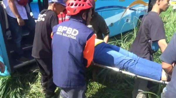 Bus Rem Blong Kecelakaan di Salatiga Bawa Rombongan Wisata asal Pasuruan Bus Rem Blong Kecelakaan di Salatiga Bawa Rombongan Wisata asal Pasuruan